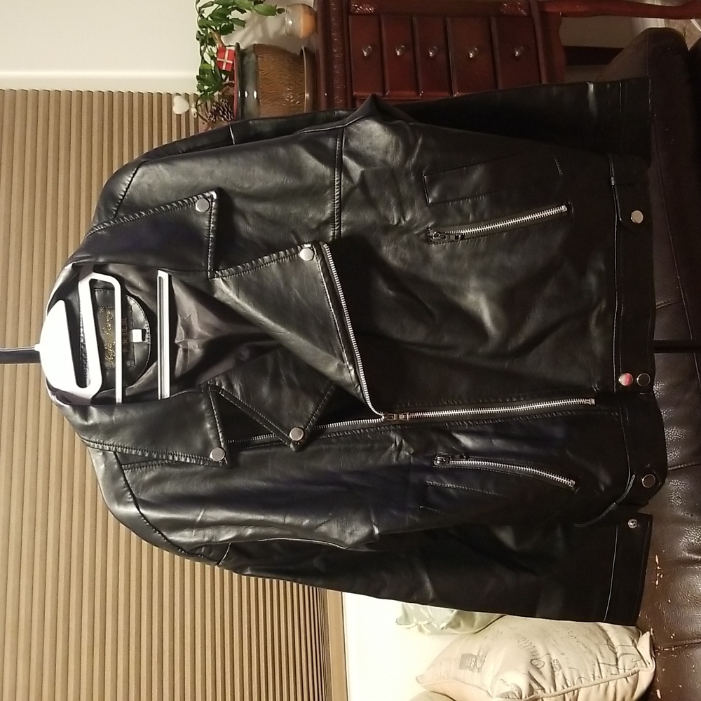 🤘🏼🖤 Black faux leather biker jacket. Very cool! *Fits like a large.* NWOT.